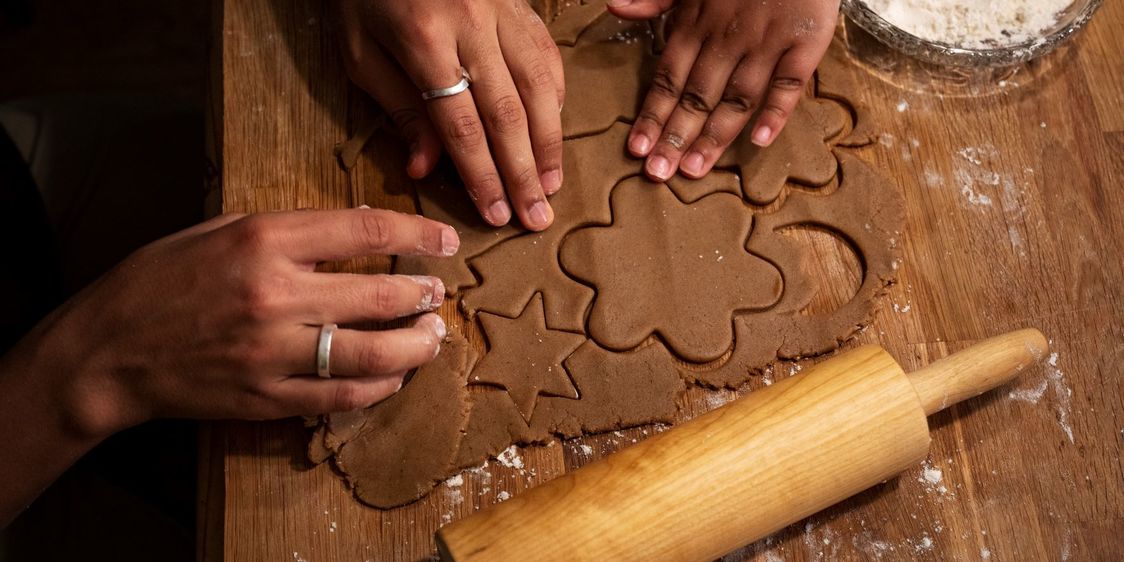 Piparkakkujen leipominen kuuluu jouluperinteeseen monessa maassa.