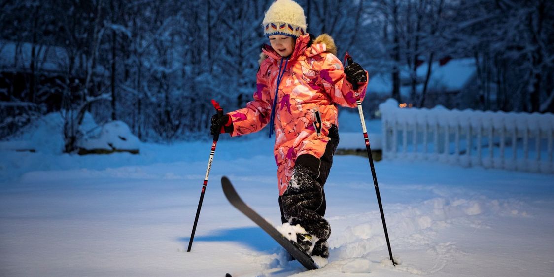 Lapsi opettelee hiihtämään. Kuva OKM / Emilia Anundi